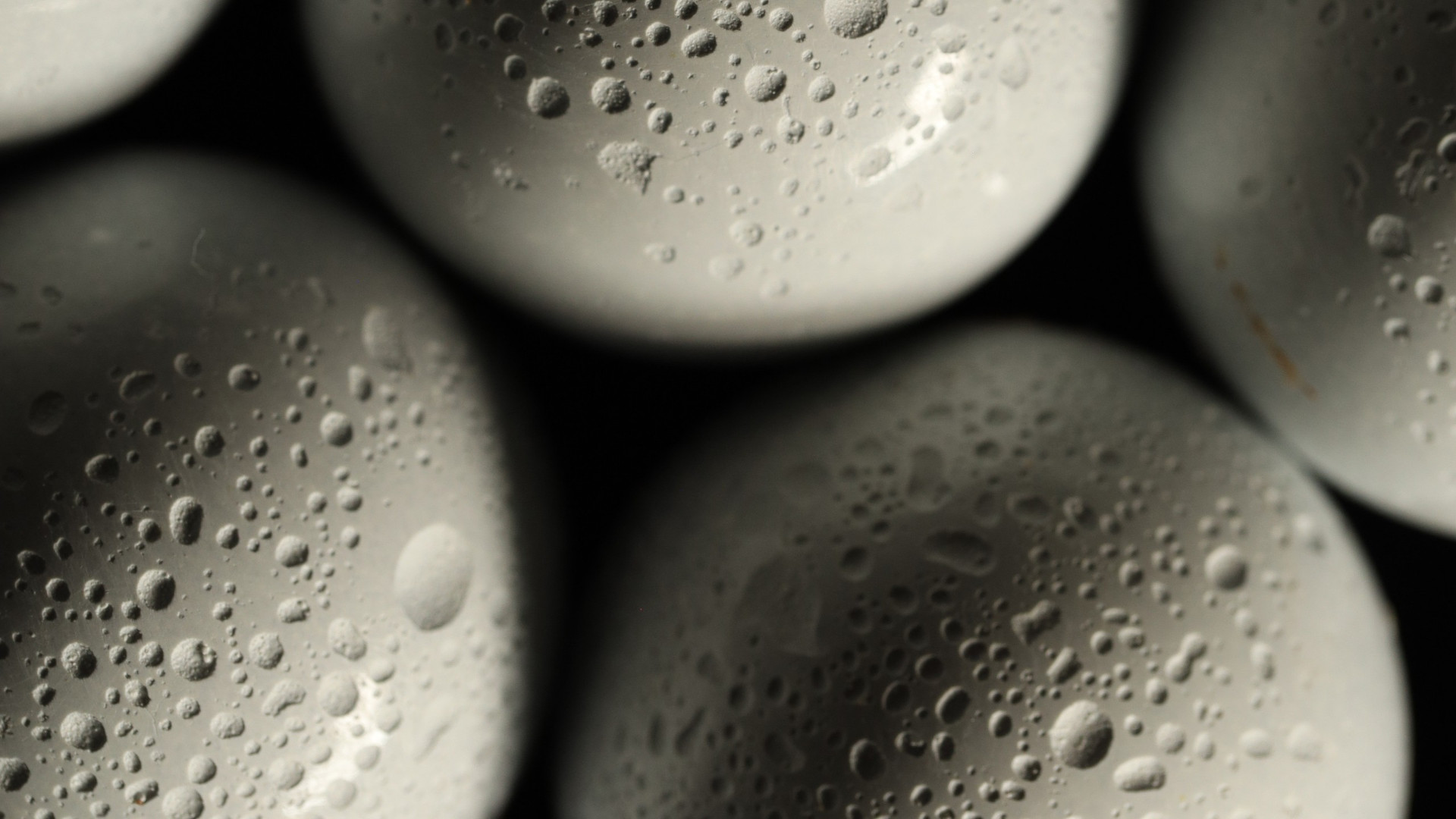 Bombons com textura de gotas em tons de cinza, do chef Alex Madrigal